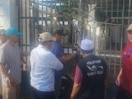 Anggota Asosiasi Jagal Kota Mataram saat melakukan penyegelan di Rumah Potong Hewan (RPH) Mataram. (Foto: Ist)