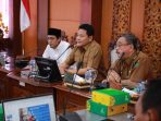 Bupati Sidoarjo Subandi memimpin rapat koordinasi di Ruang Delta Wicaksana (Opsroom) Setda Kabupaten Sidoarjo, Senin (15/6). (Foto: ISt)