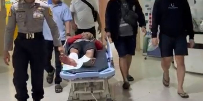 Tersangka Muhaammad Ardiansyah dikeler personel Polres Gresik untuk mendapatkan perawatan medis.