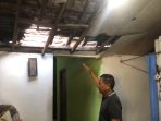 Sudianto menunjukkan kondisi atap rumah keluarganya yang jebol akibat ledakan balon udara berisi petasan.