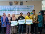 BPJS Ketenagakerjaan Cabang Jember menyerahkan santunan pada ahli waris siswa PKL yang meninggal dunia. (Foto: Ist)