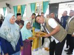 Direktur Utama Perum Bulog Letnan Jenderal TNI (Purn.) Ahmad Rizal Ramdhani meninjau penyaluran Bantuan Pangan di Desa Tabongo Timur, Kecamatan Tabongo, Kabupaten Gorontalo