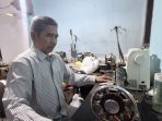 Nur Chusnan, seorang penjahit yang terpilih sebagai Kepala Desa (Kades) Lebo, Sidoarjo.