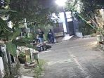 Tangkapan layar CCTV saepeda motor warga yang ambruk usai ditabrak pelaku curanmor. Tangkapan layar CCTV saepeda motor warga yang ambruk usai ditabrak pelaku curanmor.