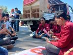 Ketua DPRD Kabupaten Sidoarjo Abbdillah Nasih dan anggota duduk bersama mahasiswa.