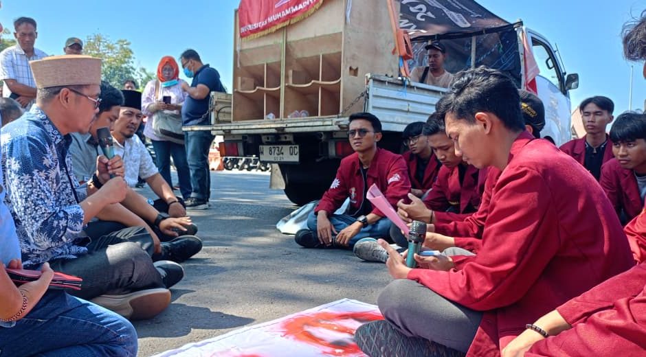 Ketua DPRD Kabupaten Sidoarjo Abbdillah Nasih dan anggota duduk bersama mahasiswa.