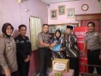 Wakapolres Tuban Kompol Supiyan, berkunjung ke purnawirawan Polri Kompol Sareh di Kelurahan Doromukti, Kecamatan Tuban. (Foto: Ist) Wakapolres Tuban Kompol Supiyan, berkunjung ke purnawirawan Polri Kompol Sareh di Kelurahan Doromukti, Kecamatan Tuban. (Foto: Ist)