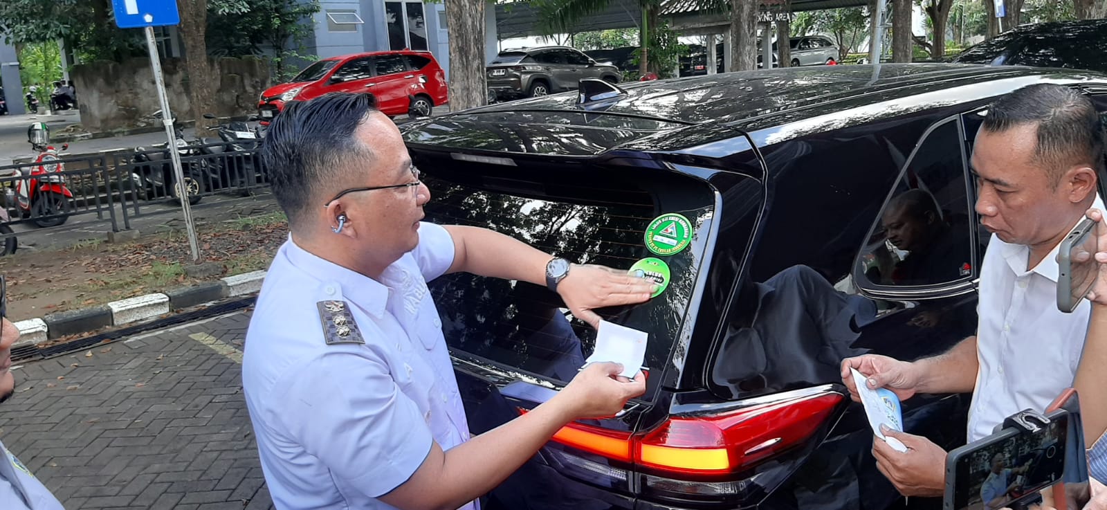 100 Kendaraan Jalani Uji Emisi di Gresik, Wabup Alif: Udara Bersih Tanggung Jawab Bersama 1 WhatsApp Image 2026 06 24 at 10.03.27 AM