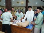 Wakil Bupati Lamongan Dirham Akbar Aksara meninjau jalannya khitan massal. Wakil Bupati Lamongan Dirham Akbar Aksara meninjau jalannya khitan massal.