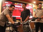 Semringah. Kapolres Lamongan AKBP Arif Fazlurrahman menyerahkan kembali motor curian kepada pemiliknya. (Foto: Ist)