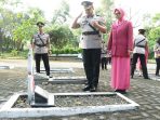 Kapolres Gresik AKBP Ramadhan Nasution saat memberikan penghormatan di TMP Kebomas. Kapolres Gresik AKBP Ramadhan Nasution saat memberikan penghormatan di TMP Kebomas.