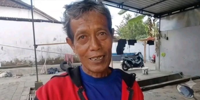 Tukang ojek yang di tahan warga. (Foto: Ist)