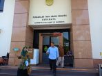 Camat Candi Yuni Rismawati keluar dari PTUN Surabaya usai mendampingi Moh Yatim dan lambang ketua panitia Pilkades Balongdowo. (Foto: Achmad Adi Nurcahya)