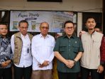 Menteri Perdagangan Budi Santoso di Pasar Manis Banyumas bersama jajaran Perum Bulog.