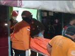 Jenazah korban saat dievakuasi (Tangkapan layar)