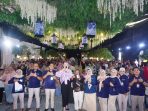 Anggota Komisi IX DPR RI Arzeti Bilbina, berfoto bersama jajaran BPJS Kesehatan dan ratusan peserta usai Sosialisasi Program Jaminan Kesehatan Nasional (JKN) di Kabupaten Sidoarjo. (Foto: Ist)