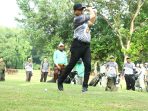 Kapolres Gresik AKBP Ramadhan Nasution secara simbolis membuka turnamen golf Hari Bhayangkara ke-80 disaksikan jajaran Forkopimda Gresik.
