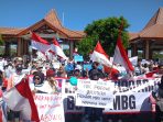 Ribuan warga dari berbagai elemen masyarakat menggelar aksi damai mendukung Program Makan Bergizi Gratis (MBG) di depan Pendopo Delta Wibawa, Sidoarjo. (Foto: Achmad Adi Nurcahya)