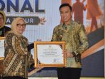 Wabup Lamongan Dirham Akbar Aksara menerima penghargaan dari Menteri PPPA Arifatul Choiri Fauzi.