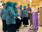 Juri menilai hasil batik dari peserta. (Foto: Ist)