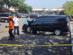 Evakuasi korban meninggal dalam mobil di parkiran Juanda. (Foto: Ist)