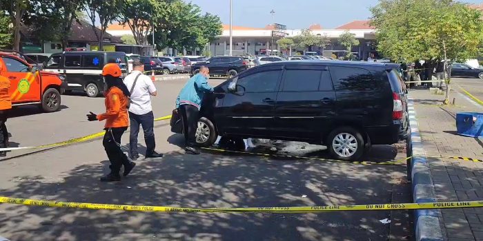 Evakuasi korban meninggal dalam mobil di parkiran Juanda. (Foto: Ist)