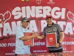 Kepala SMAMDA dan CEO Deltras menandatangi MOU. (Foto: Ist/dok Deltras)