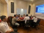Tim kuasa hukum Suparlan bersama Dinas PMD serta Asisten 1 Ainun Amalia saat hearing di ruang Asisten 1 Pemkab Sidoarjo. (Foto: Achmad Adi Nurcahya)