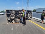 Truk boks bermuatan galon terguling di KM 767 Tol Surabaya-Gempol. (Foto: Ist/dok PJR Jatim ll) Truk boks bermuatan galon terguling di KM 767 Tol Surabaya-Gempol. (Foto: Ist/dok PJR Jatim ll)