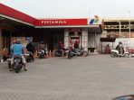 Sejumlah kendaraan yang akan mengisi BBM di SPBU Desa Kalianyar, Bojonegoro. (Foto: Umam)