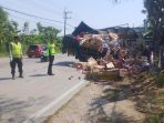 Petugas kepolisian melakukan olah TKP di lokasi laka di jalur Bojonegoro-Cepu.