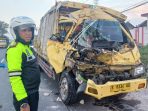 Kondisi truk bermuatan bata ringan mengalami ringsek. (Foto: Ist/dok Polsek Krian)