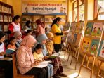 Ilustrasi : Kegiatan pendampingan literasi dan pelatihan keterampilan yang digerakkan Relawan Literasi Masyarakat (Relima) Nganjuk untuk memberdayakan warga.