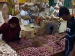 bawang Harga kebutuhan dapur di Pasar Pon Jombang merangkak naik. (Istimewa)