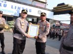 Kapolres Lamongan AKBP Arif Fazlurrahman menyerahkan piagam penghargaan.
