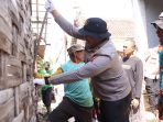 Kapolres Lamongan AKBP Arif Fazlurrahman saat bedah rumah warga kurang mampu dalam rangka Hari Bhayangkara ke-80.