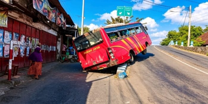 Kondisi Bus Tayo saat masih terperosok di tebing jembatan Kuncir Ngetos sebelum dievakuasi