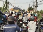 Kondisi kemacetan di Cerme Lor, Gresik akibat truk mogok dan melanggar jam operasional.