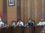 Bupati Sidoarjo Subandi bersama PT Minarak Lapindo Jaya audiensi mengenai korban yang belum menerima ganti rugi. (Foto: Achmad Adi Nurcahya)