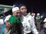 Seorang jemaah haji asal Lombok Timur tak kuasa menahan haru saat tiba di Asrama Haji Embarkasi Lombok, Selasa (2/6). Seorang jemaah haji asal Lombok Timur tak kuasa menahan haru saat tiba di Asrama Haji Embarkasi Lombok, Selasa (2/6).