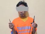 Tersangka S bersama barang bukti diamankan Polsek Tulangan. Tersangka S bersama barang bukti diamankan Polsek Tulangan.