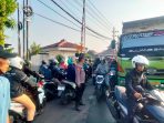 Petugas mengatur kemacetan arus lalu lintas akibat dump truk mogok di dekat perlintasan kereta api, Cerme, Gresik. Petugas mengatur kemacetan arus lalu lintas akibat dump truk mogok di dekat perlintasan kereta api, Cerme, Gresik.