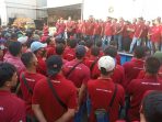 demo jombang Karyawan PT SGS Jombang menyampaikan aspirasi. (istimewa)
