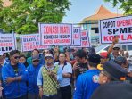 demo pasuruan Aksi demo di depan kantor Kacabdin Pasuruan.