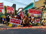 Gelar doa bersama warga dan tokoh masyarakat di jalan Gatot Subroto.