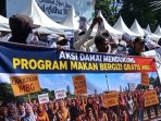 Ribuan warga Aliansi Wong Nganjuk Bersatu menggelar aksi damai di depan Pendopo Nganjuk, mendesak pemerintah pusat mempertahankan dan mengawal keberlangsungan Program Makan Bergizi Gratis