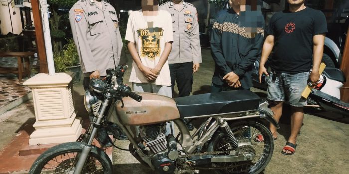 Dua remaja diamankan Polres Lamongan karena mencuri motor CB.