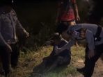 Polisi mengevakuasi lansia lemas di persawahan Lamongan.