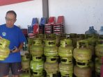 Sukamto, Kepala KDMP Bungurasih saat menata LPG. (Foto: Achmad Adi Nurcahya) Sukamto, Kepala KDMP Bungurasih saat menata LPG. (Foto: Achmad Adi Nurcahya)