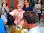 Wabup Sidoarjo Mimik Idayana membagikan makan gratis kepada warga dalam kegiatan sosial YKAB di Bluru Kidul. (Foto: Ist)